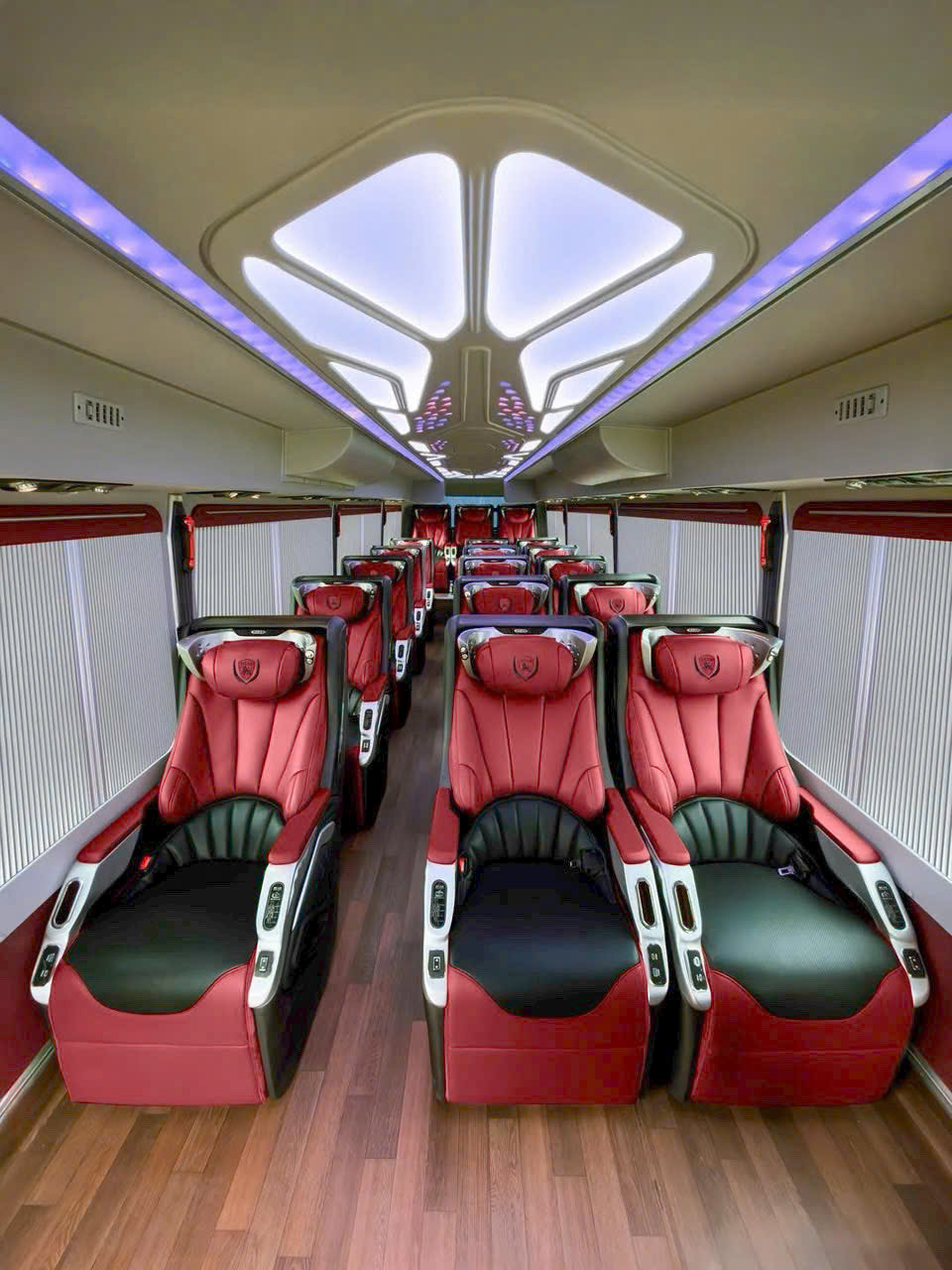 Xe sang đưa đón khách VIP sự kiện khai trương