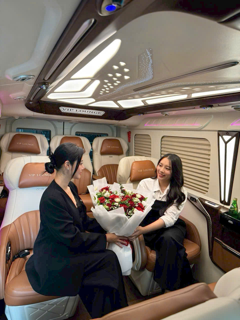 Xe sang đưa đón nghệ sĩ ê-kíp sản xuất sự kiện MV